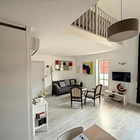 Апартаменты Elegant And Cozy 2 Bedrooms With Private Parking Альби